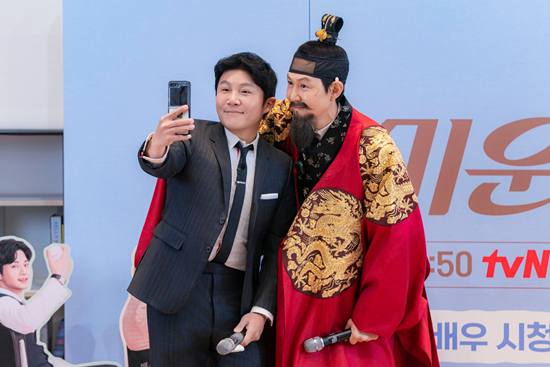 명동 마비시킨 이정재…수양대군 복장으로 등장이라니, 30주년 축하 속 역사적 공약 수행