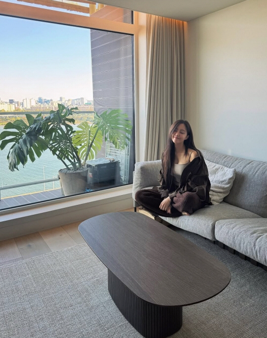 '♥S대 금융맨' 효민, 결혼 잘했네..작가 시母 자랑 "어머님이 쓰신 책들"