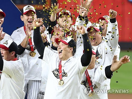 '비 온 뒤에 땅이 굳어진다' 김현수, LG 극적 잔류?...두산은 '과거', LG는 현재+미래